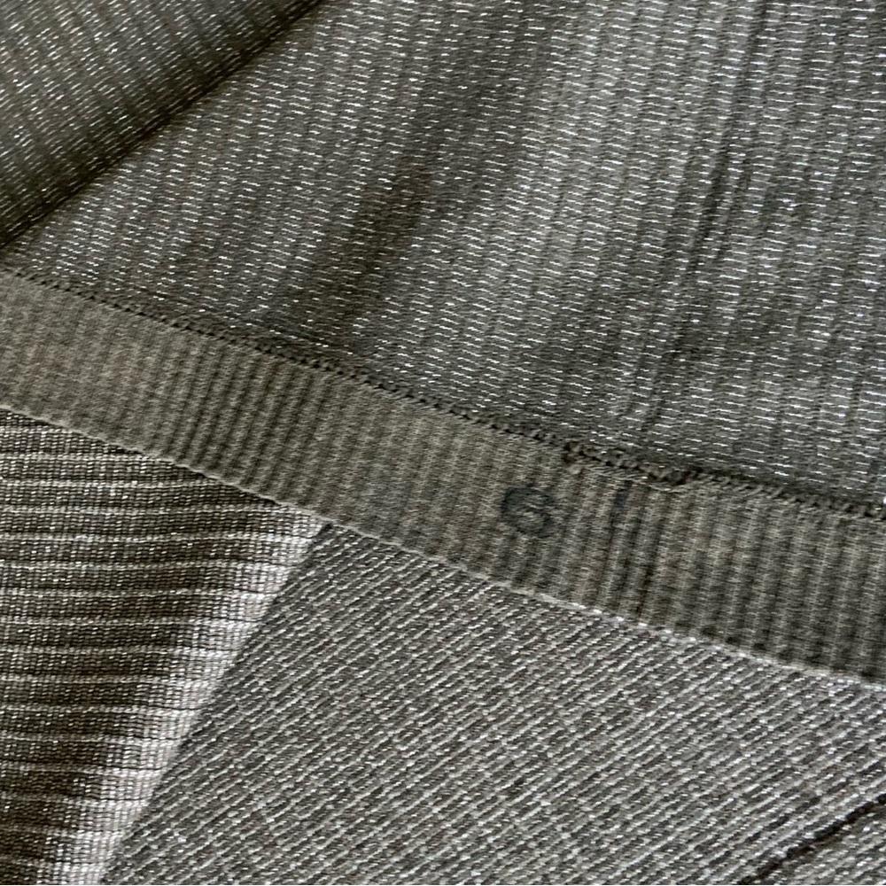 Lululemon ~ EBB TO STREET TANK ~ * SHINE *
Olive~Silver *SHINE* - Picture 4 of 12